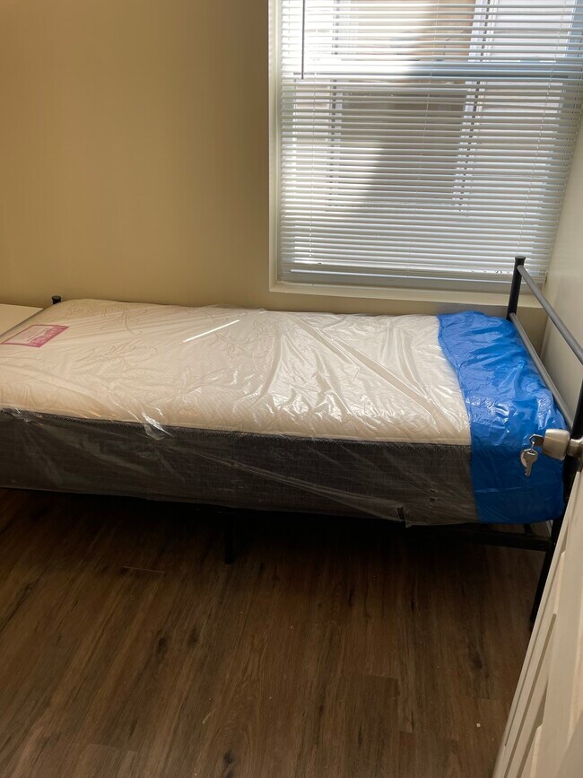 $900 APARTMENT 1F - 5321 Chestnut St