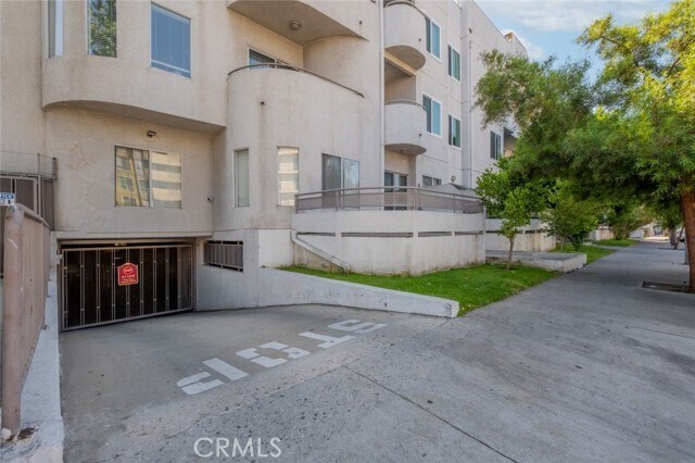 Building Photo - 6828 Laurel Canyon Blvd