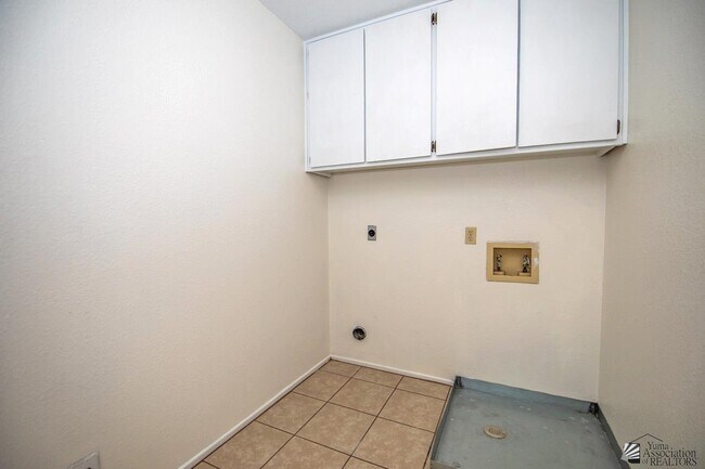 Building Photo - 833 S Avenue A