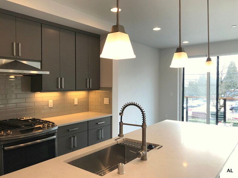 Building Photo - 3300 NE 65th St