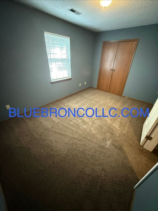 Building Photo - Spacious 2 Bedroom unit for a great price!