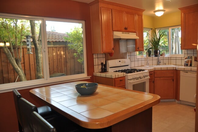 Building Photo - 5747 Clematis Dr