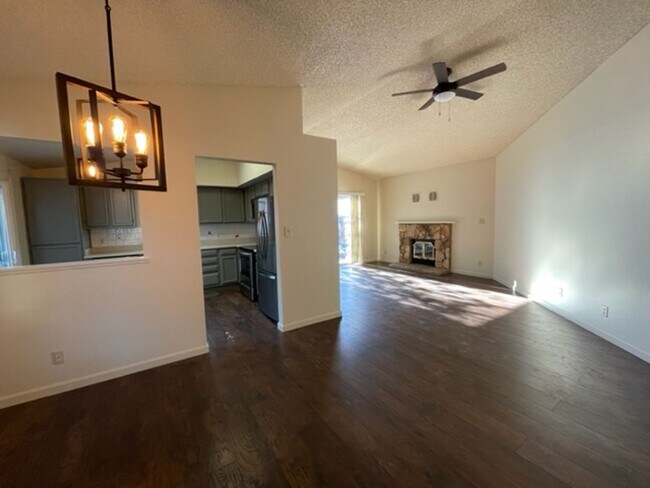 Building Photo - MUST SEE