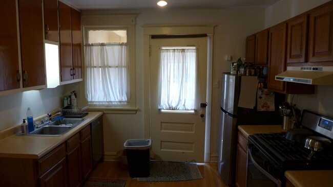 Building Photo - 136 Elgin Ave