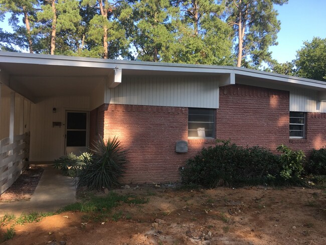 Building Photo - 3/2 with fenced yard