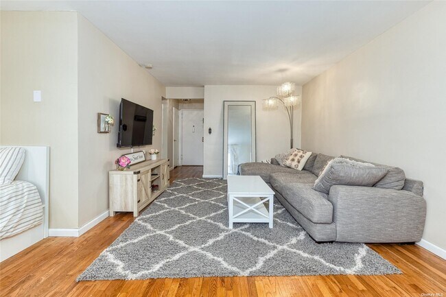 Building Photo - 250 W Merrick Rd