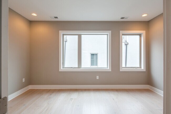 Building Photo - Northern Liberties Townhome with Parking