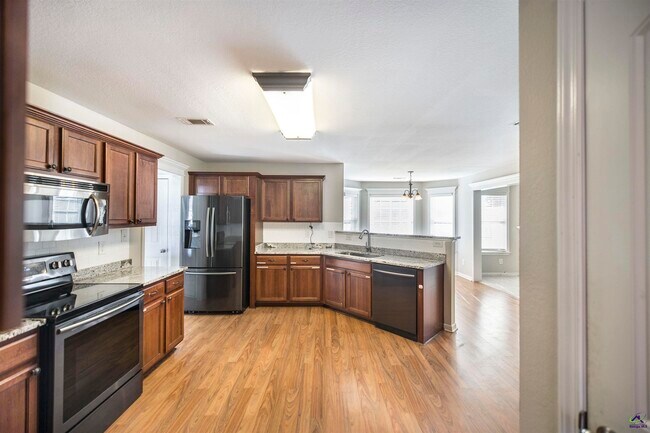 Building Photo - 104 Rosales Dr