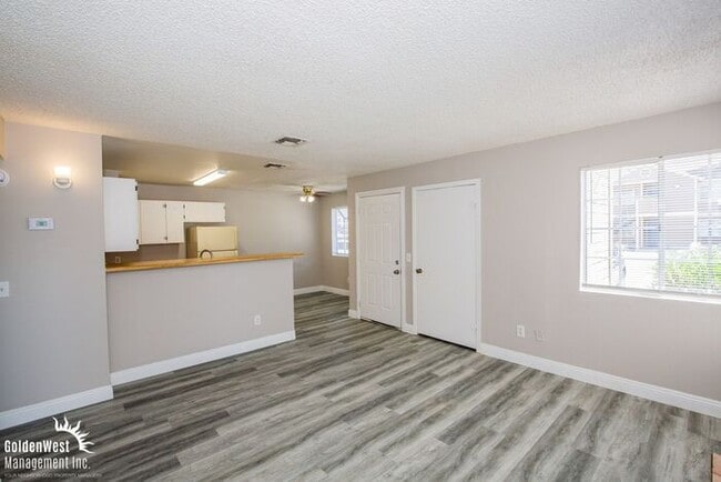 Building Photo - Beautifully Updated 2Bdm 1Ba Unit in a Gat...