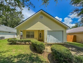 Building Photo - Renovated 3/2 House w/ New Paint/Flooring,...