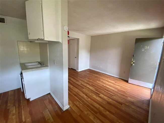 Building Photo - 5610 Royal Palms St