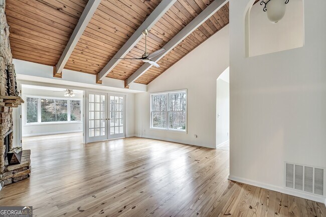 Building Photo - 75 Lakeshore Dr NW