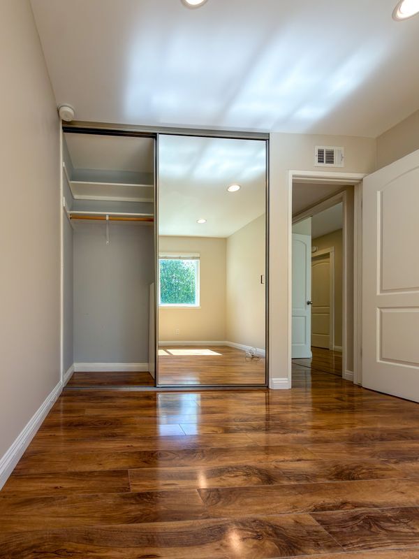 Building Photo - 5445 Sunvalley Ct