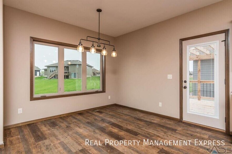 Building Photo - 4 Bedroom 3 Bathroom Home for Rent