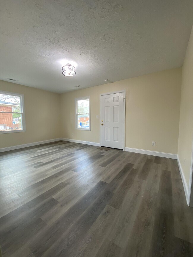 Building Photo - 4935 Walnut Dr