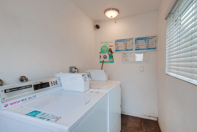 Building Photo - 633 W Hyde Park Blvd