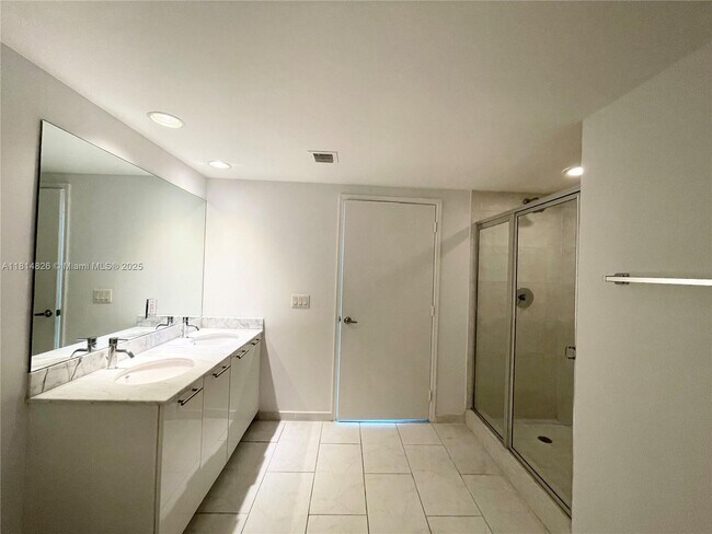 Building Photo - 950 Brickell Bay Dr