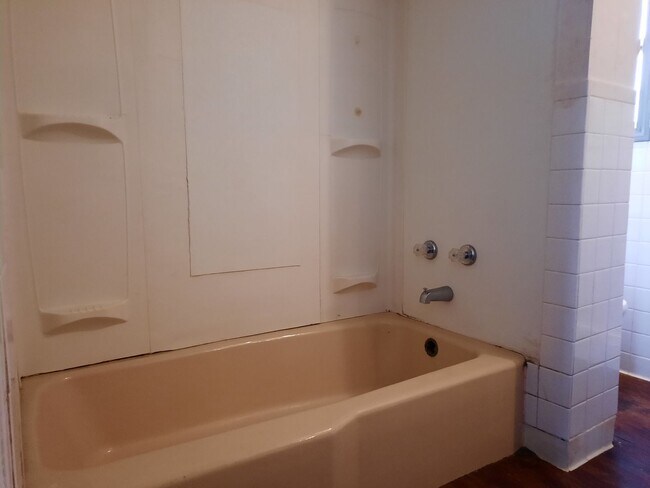 Building Photo - 32 Douw St