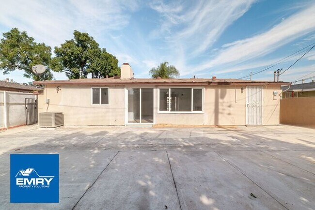 Building Photo - GREAT LOCATION 4 BEDROOM 2 BATH HOME IN WH...