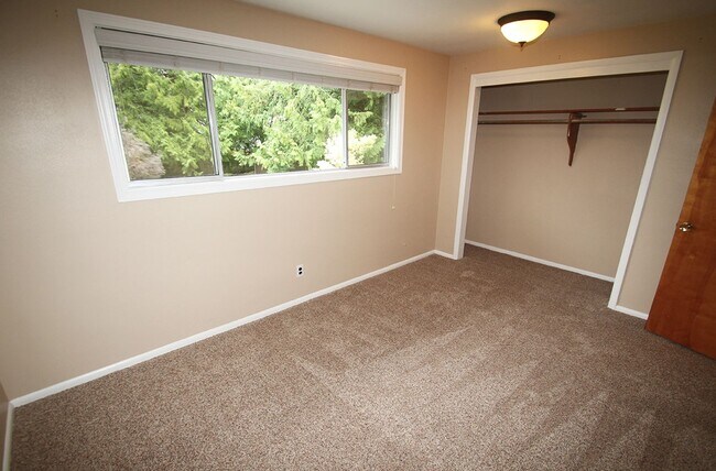 Building Photo - MOUNTLAKE TERRACE 3 BED, 2 BATH HOME FOR R...