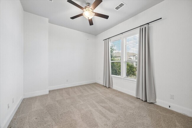 Building Photo - 1704 Oak Leaf Pass Dr