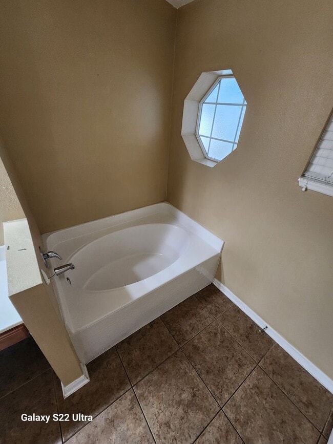 Building Photo - 4 bedroom 2 bath