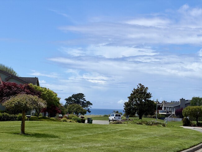 Building Photo - 213 Vía Lantana