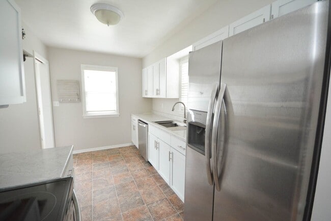 Building Photo - Impeccable updated home just blocks from downtown!
