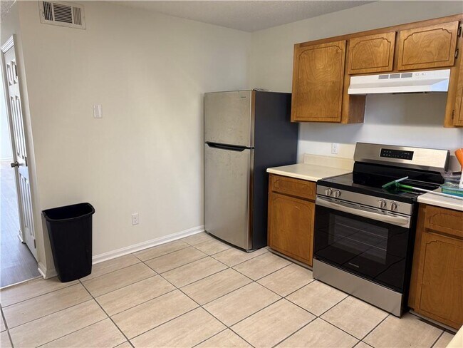 Building Photo - 890 E Cherry St