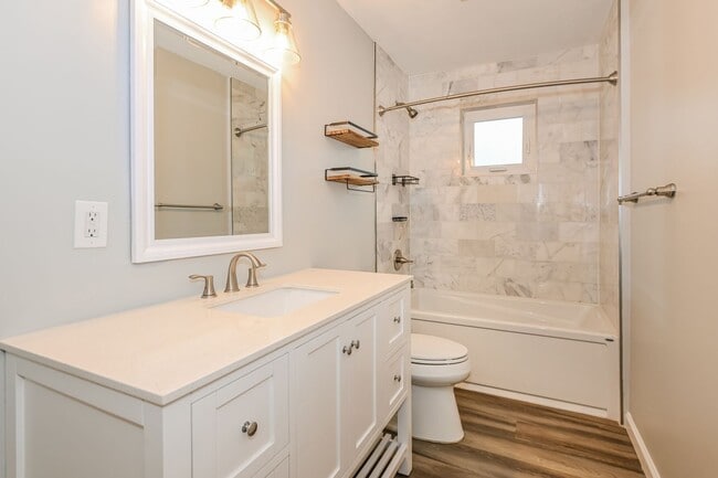 Building Photo - Between Beach & Bay – Gorgeous 3-Bed Coast...