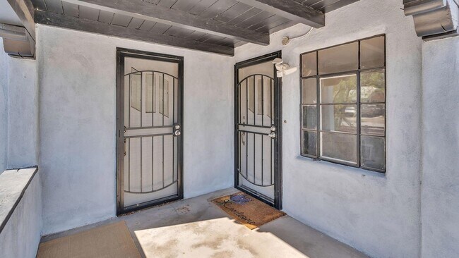 Building Photo - 205 Harvard Dr SE