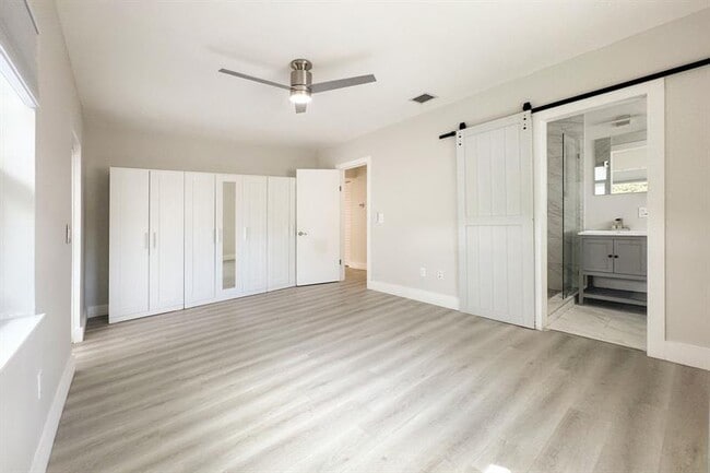 Building Photo - 1641 NE 5th Ct