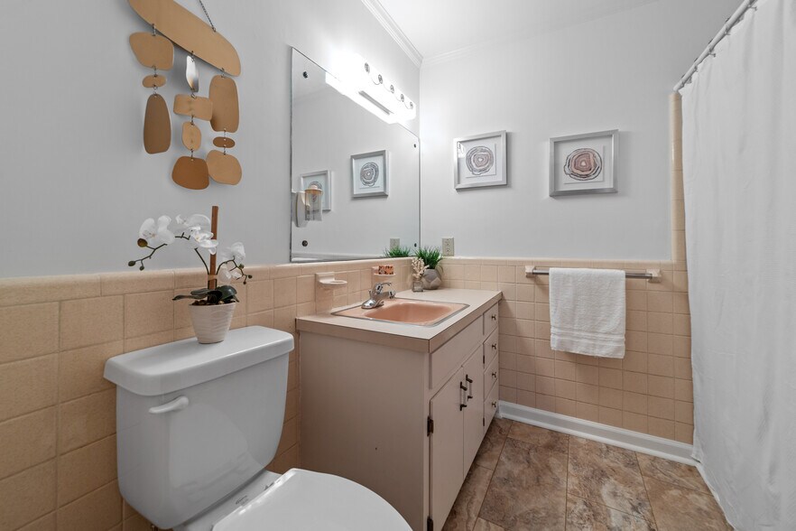 Bathroom with Tub/Shower - 2117 N Lakeshore Dr