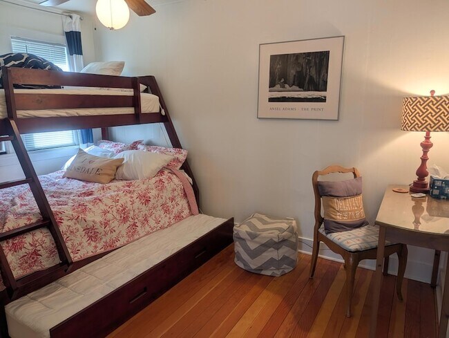 Building Photo - 1415 S Shore Dr