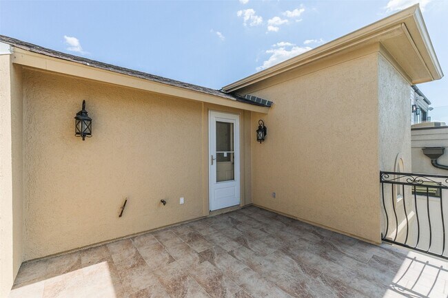 Building Photo - 407 W Bell St