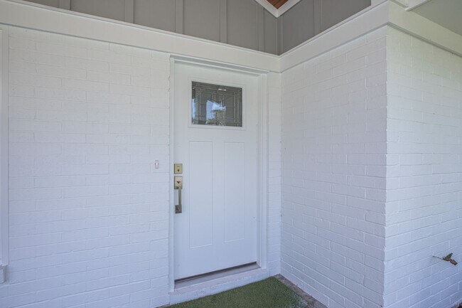 Building Photo - 51 Fairway Ln
