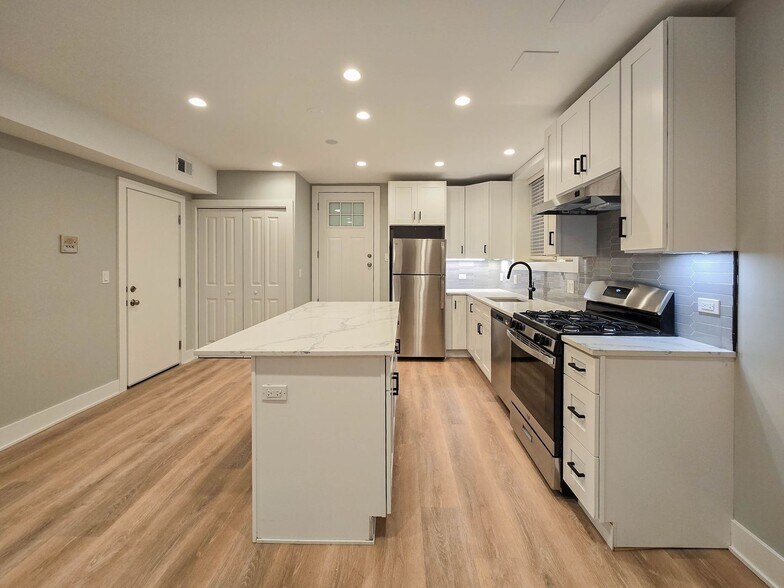 Building Photo - 4840 N Wolcott Ave