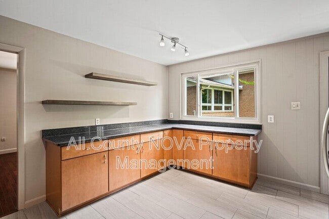 Building Photo - 6428 Earlham Dr