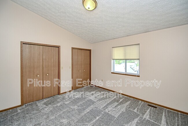 Building Photo - 2012 Redwing Dr