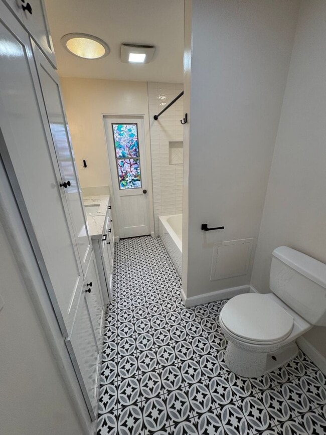 Building Photo - Beautiful 3 bedroom 2 bath Pool Home...  this one is a SHOW STOPPER