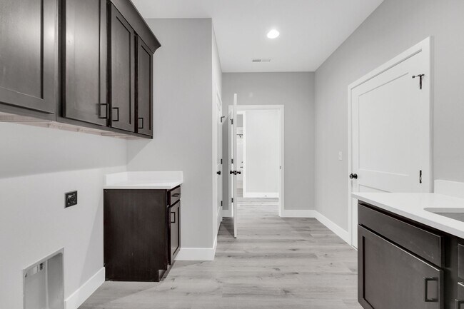 Building Photo - Hickory Village 55 Plus, LLC - 3700 E Cherry St Springfield, MO 65809