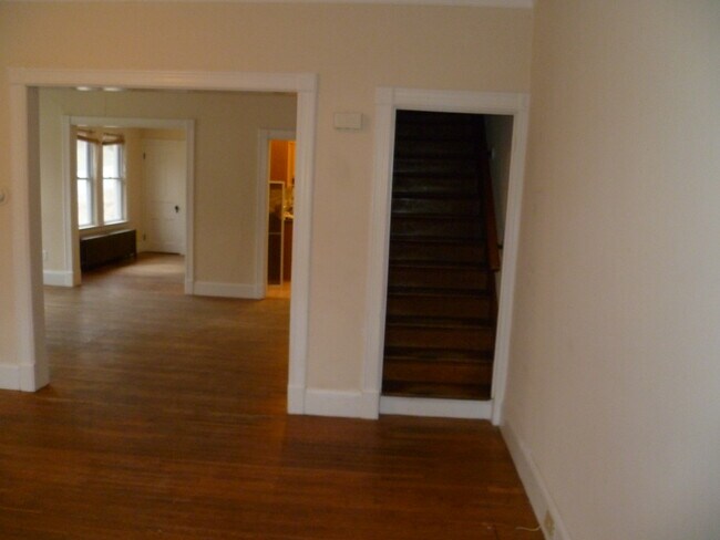 Building Photo - 129 Grandview St