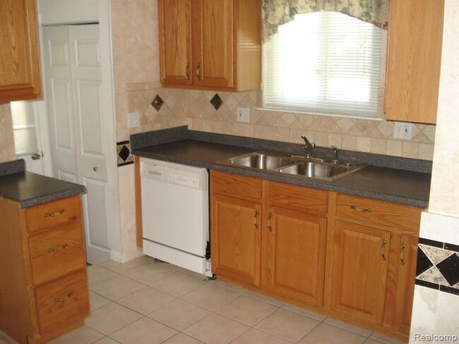 Building Photo - 8783 Lozen Dr