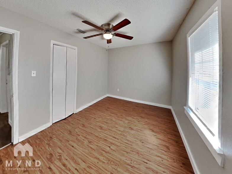 Building Photo - 108 N Avenue V