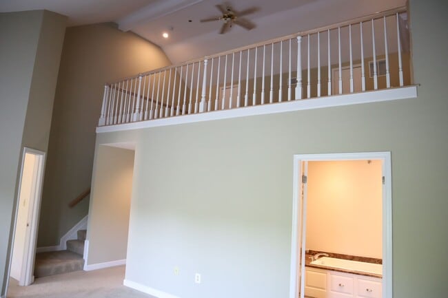 Building Photo - Gorgeous Large 4 level TH in the best Nort...