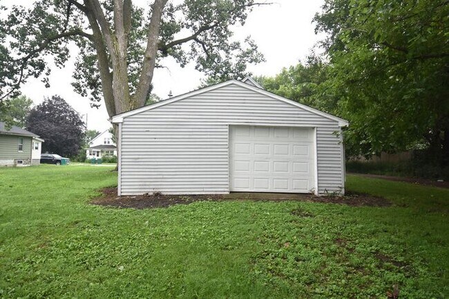 Building Photo - Mishawaka 1/2 story 3 bedroom single-family home with garage