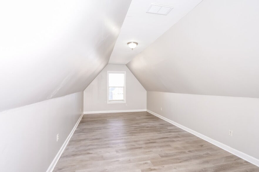 Building Photo - 8445 Clubview Dr