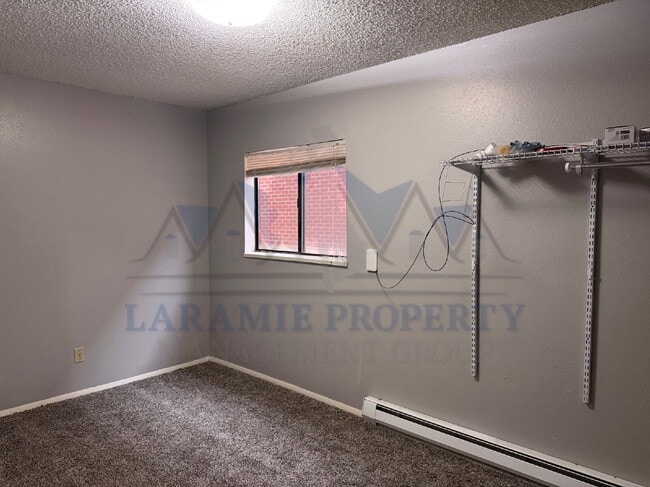 Building Photo - 4 Bed 1.5 Bath Townhouse Style Apartment