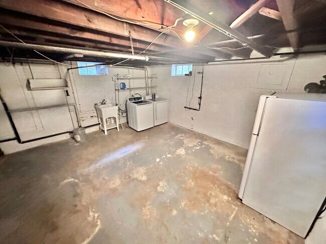 Building Photo - Spacious 6 bedroom 3.5 bath Tudor Townhouse w/Deck close to Georgetown University & Hospital