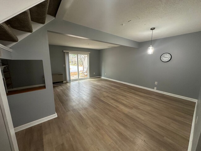 Building Photo - Large Two Story 2BD/1.5BA Townhome